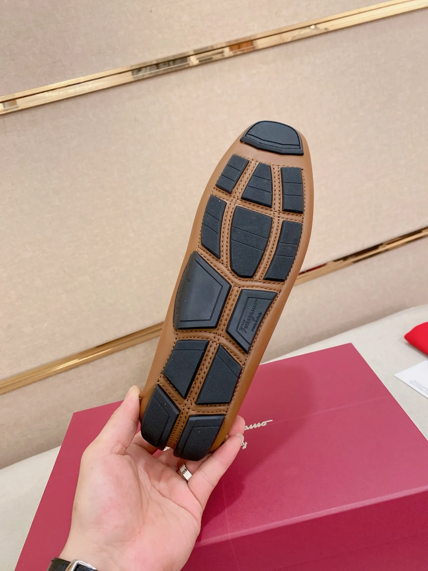 Men's shoes💰: 540💰High-end quality! Ferragamo🆕🆕Exclusive hot-selling products in stock🔥🔥New products on the shelves, high-quality Ferragamo men's pea shoes, high-end casual driving shoes, with complete packaging! 💪 💪 Material: imported first-layer pebbled cowhide 🐂 + imported high-quality water-dyed cowhide lining + wear-resistant outsole 👍🏻👍🏻 Features: high-end and comfortable, purely handmade 🚀 🚀 Create the perfect shoe that suits you best 🔥 🔥 Size: (38-44) 45 standard size can be customized!